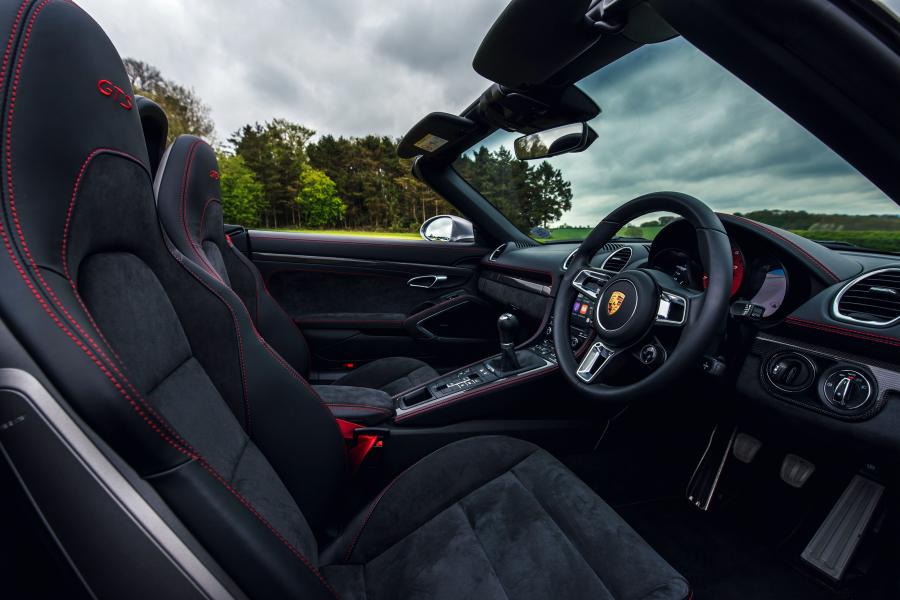 Интерьер Porsche 718 Boxster GTS (982) 2017 года  (UK) (фото 22 из 40)